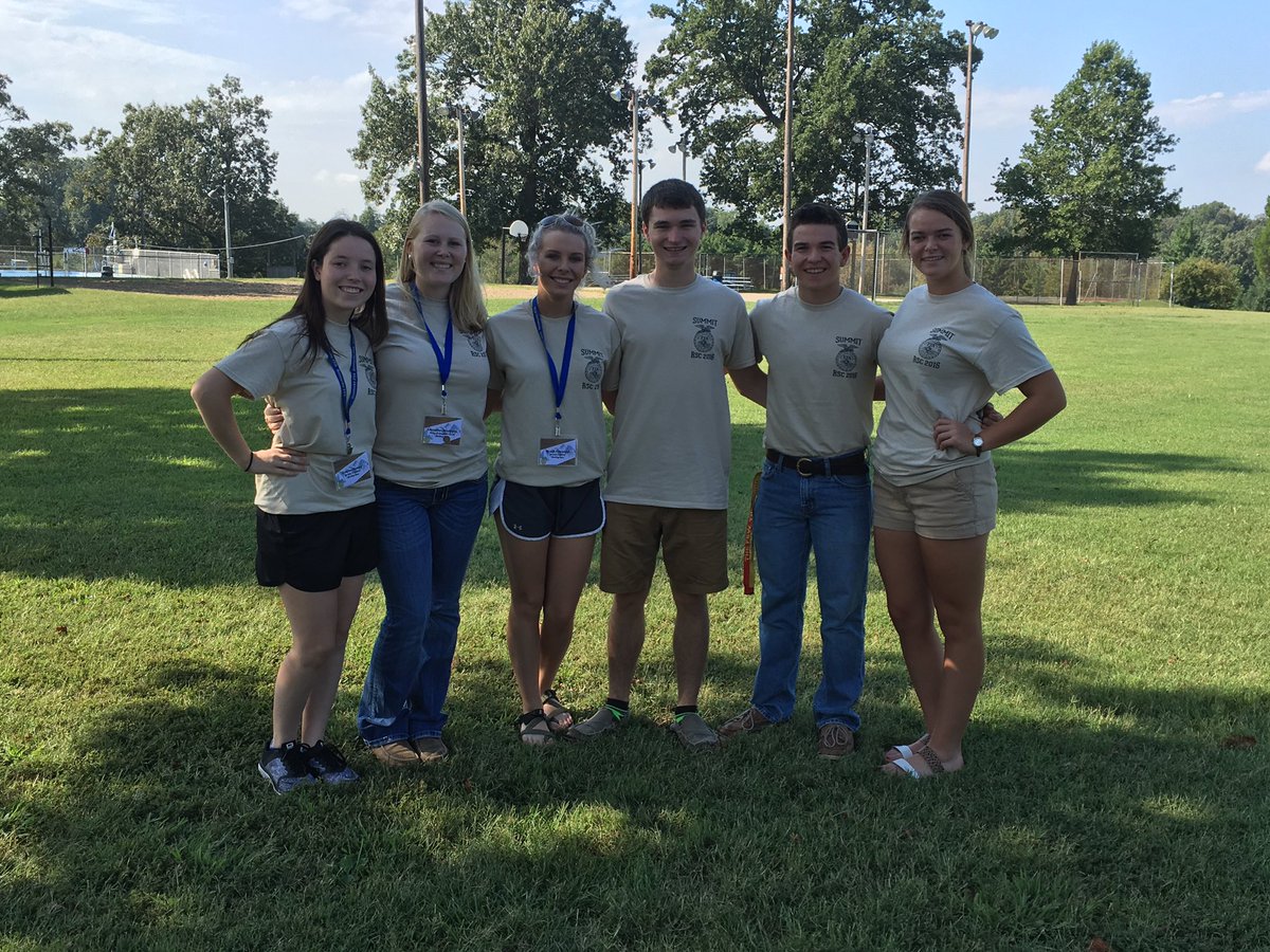 BlueRegFFA's tweet photo. Your 2016/2017 Bluegrass Regional Officers conquering the summit at Rising Sun. #GrowDeepLiveTall ☀️🌿 https://t.co/UuCrtTbCyU