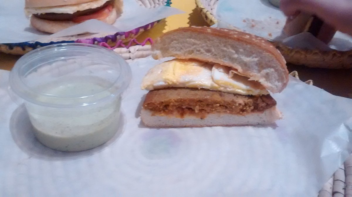 AGzee's tweet photo. Mere ku aanday wala burger! 😆😆😆 #ApnaAdda #ApnaAddaLaunch https://t.co/oKzLvpihvS