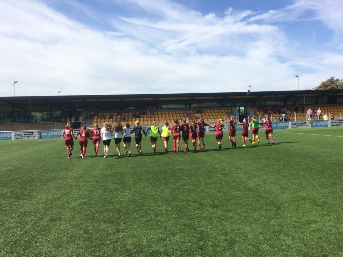 Valerie__26's tweet photo. Olsa Brakel - @ESSEVEEdames 2-5 doelpunten van @amber_bert1 2x & Jolien Martens 3x, pakken zo 6 op 6! #2denationale https://t.co/dKABI8nB6P