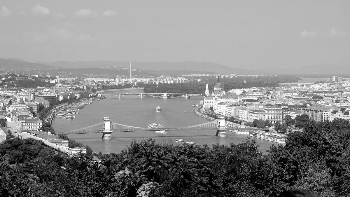 nadinelorgie's tweet photo. Where #Buda meets #Pest @VisitBudapest @Budapestphotos @irlembbudapest #Danube #Chainridge #Margaretbridge #Abroad https://t.co/Zn3GgbCkJq