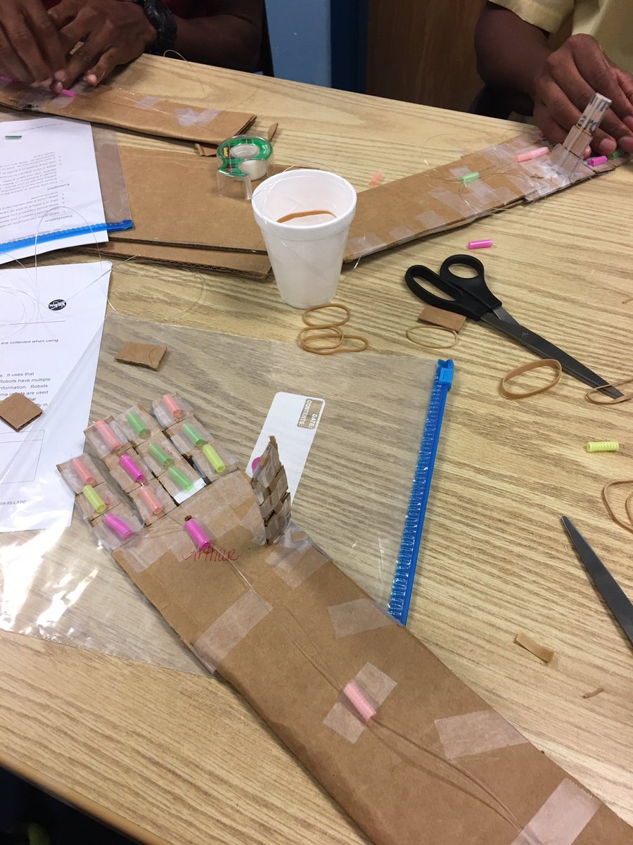 QueenBee_334's tweet photo. Building a hand!!!! #STEM #NASACONFERENCE https://t.co/jKRE0uvkUx