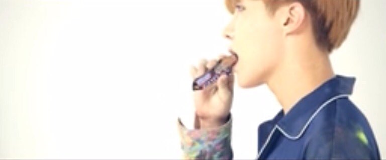 Doflaminghugo's tweet photo. My theory; they all were hungry and then eat snickers, make sense? #WINGS #BTS #JHOPE #MAMA #WINGS6 https://t.co/PuRSYgjzwD