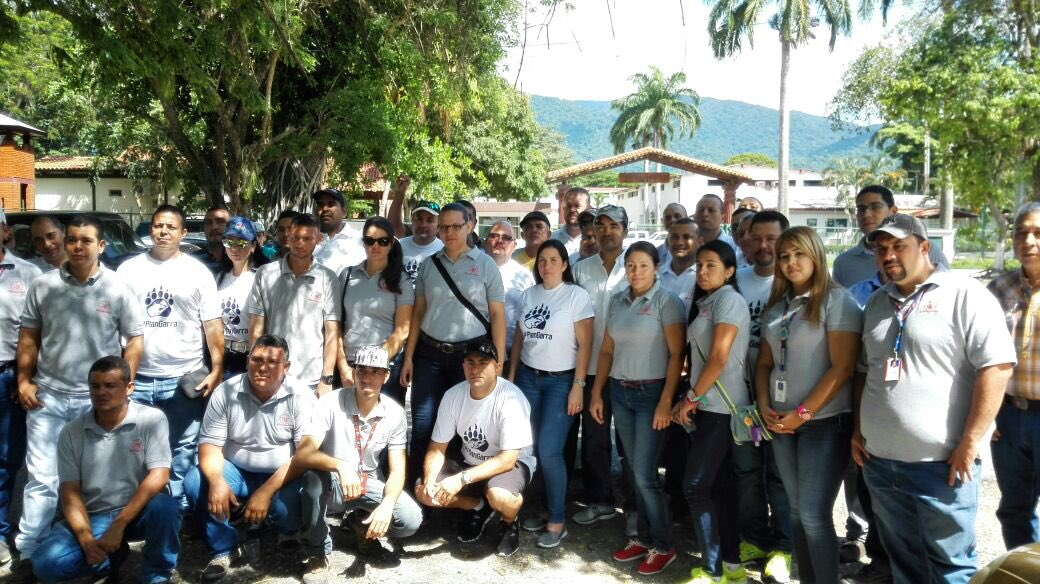 polarandes's tweet photo. Compañeros de la fuerza de venta en San Felipe apoyando a #LiberenALayra ! Basta de acoso! https://t.co/Kh0KP22ocr