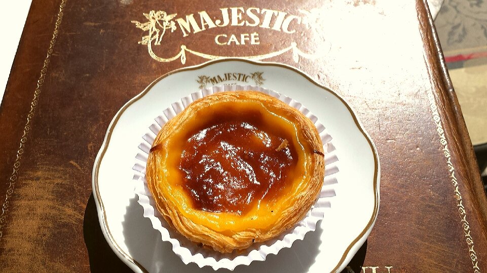 Moniex11's tweet photo. Faites visiter Porto à vos papilles. 
Café Majestic ( 112 Rua de santa Cantarina) ; 
Pâtisserie : pastel de nata https://t.co/7UV0I0Fm4g