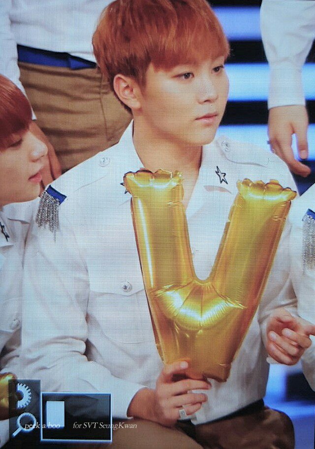 hyuckskr's tweet photo. seungkwan holdinh a 'V' balloon boonon is Real https://t.co/aYWU04qFft