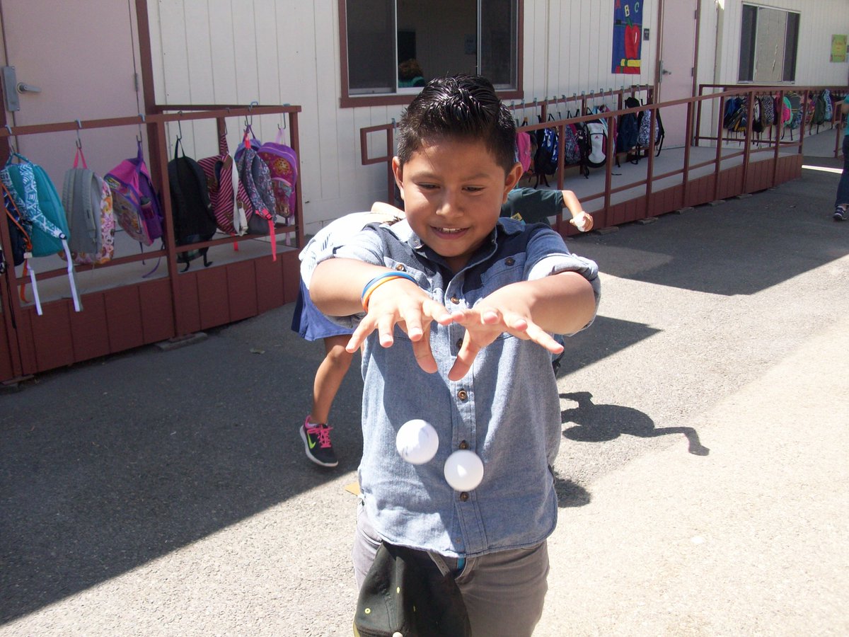 KimArvidson31's tweet photo. 3rd grade scientists showing gravitational pull in action @EmpresaKnights #sciencerocks #ngss #pullingforce https://t.co/t9HMThdX8u