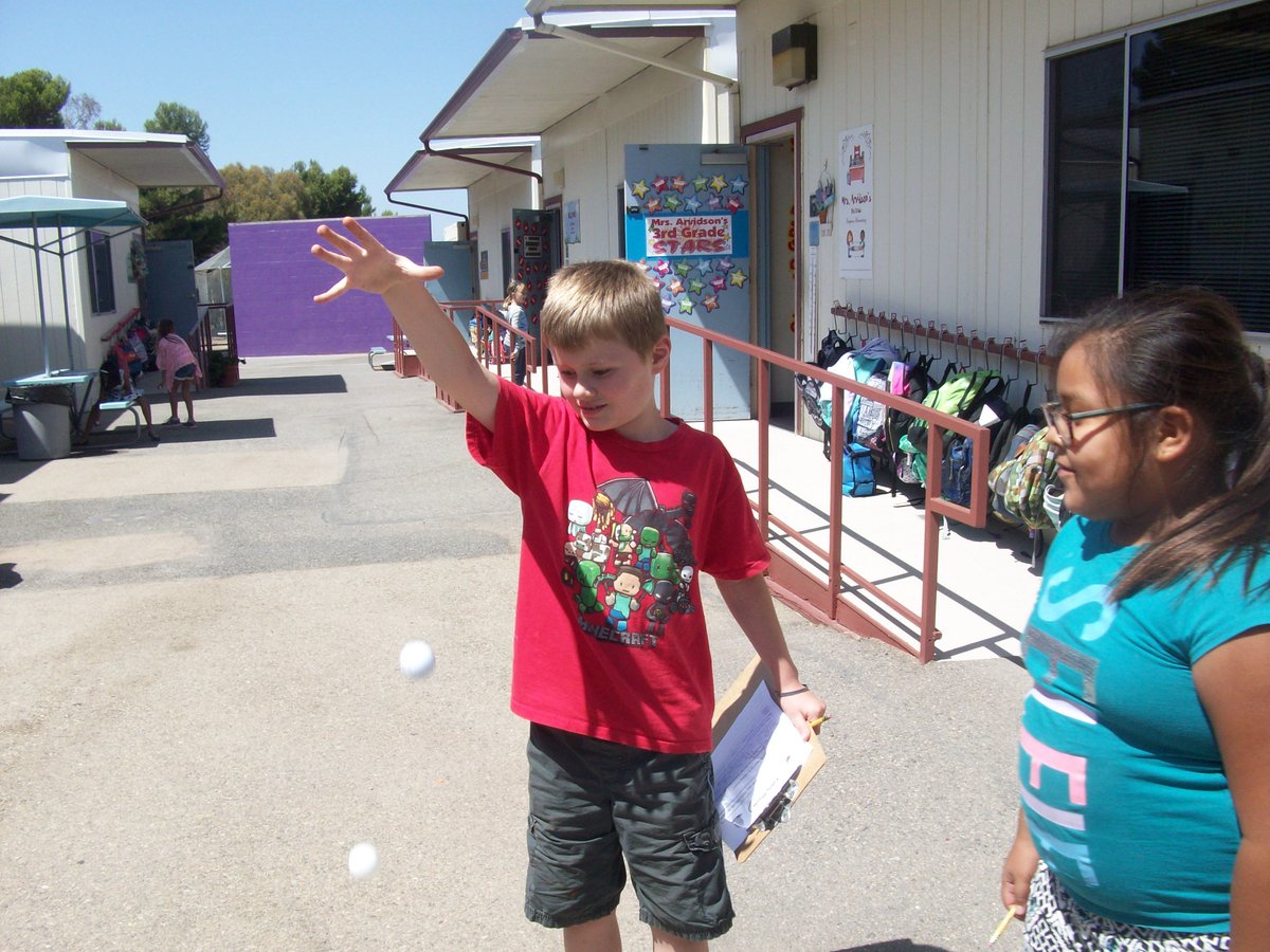 KimArvidson31's tweet photo. 3rd grade scientists showing gravitational pull in action @EmpresaKnights #sciencerocks #ngss #pullingforce https://t.co/t9HMThdX8u