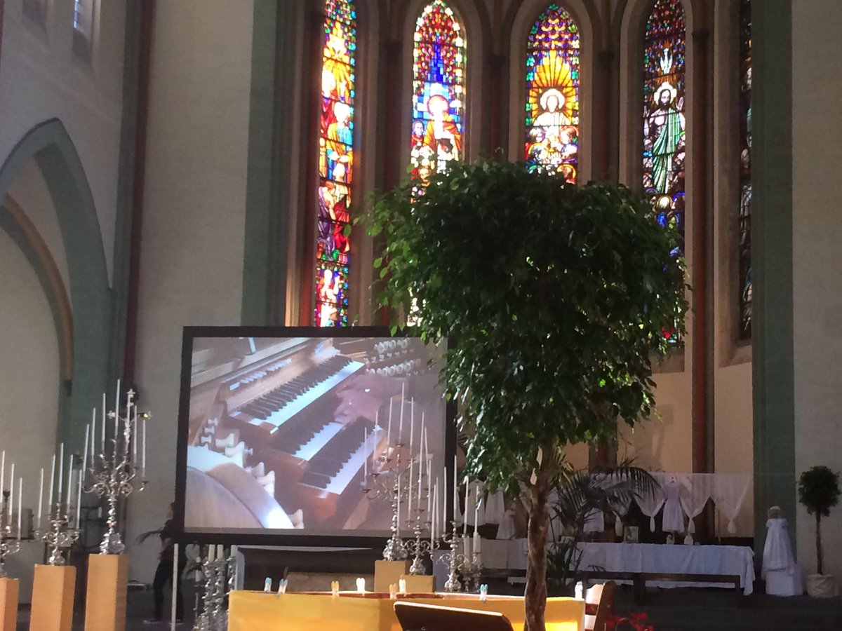 GabZwinkels's tweet photo. Fantastisch om eens te zien hoe het orgel bespeeld wordt in de Bartholomeus #Poeldijk https://t.co/bMImhRVe8f