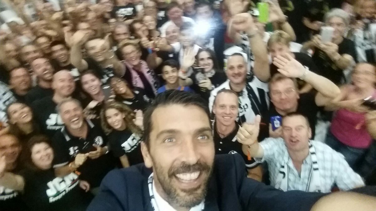 juventusfc's tweet photo. Ed ecco il selfie di @gianluigibuffon #TerzoTempo #ClubDoc https://t.co/1UWfiXAwRZ