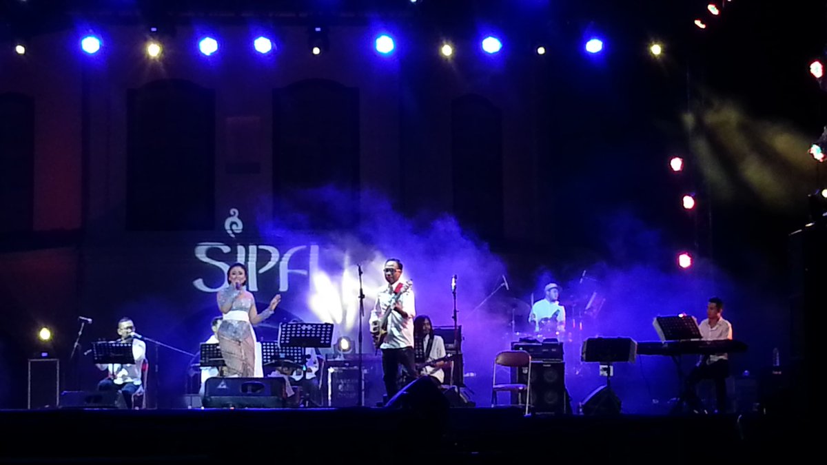 kotasolo_fp's tweet photo. Musim Keroncong @RespatiSruti & @indrohardjo on stage @sipafestival #SIPA2016 Day#3 @ #BentengVastenburg #kotasolo https://t.co/ckX9DY0baR