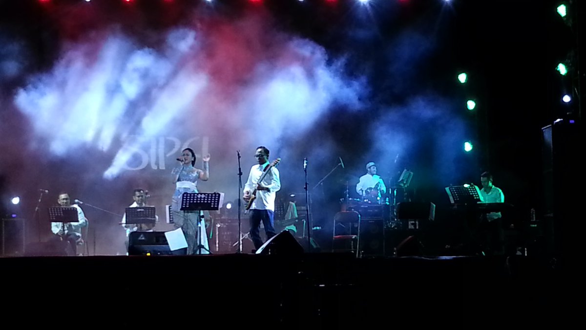 kotasolo_fp's tweet photo. Musim Keroncong @RespatiSruti & @indrohardjo on stage @sipafestival #SIPA2016 Day#3 @ #BentengVastenburg #kotasolo https://t.co/ckX9DY0baR