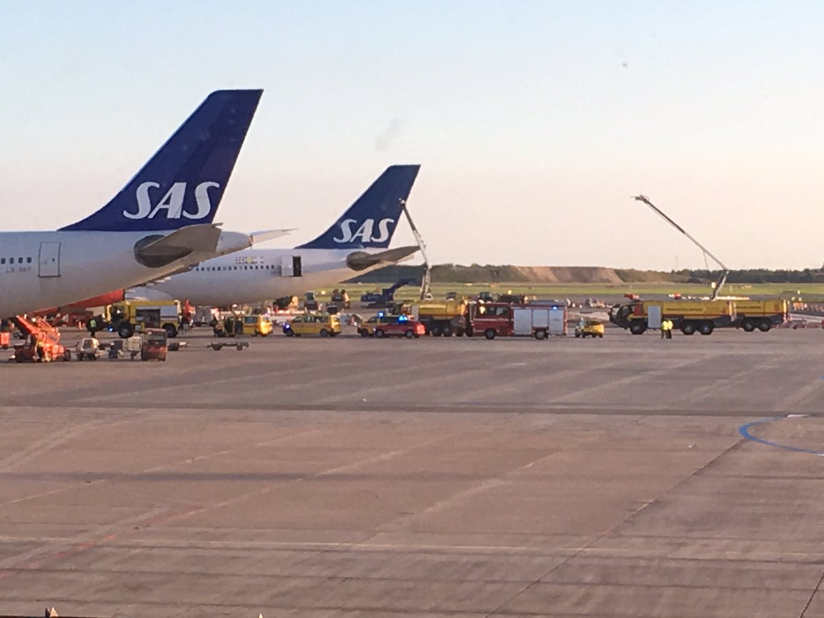 AnnaSjovM's tweet photo. Udrykning og blå blink i @CPHAirports #hvadskerdermon ? #twitterhjerne https://t.co/9HGhKPAvQW