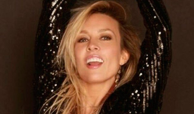 FeyArmy's tweet photo. '@officialfey domina @iTunes con su sencillo “Amo”' vía @elsoldmargarita https://t.co/5c9lyKwYLV #AmoFey #Fey2016 https://t.co/yHmqGpTybS