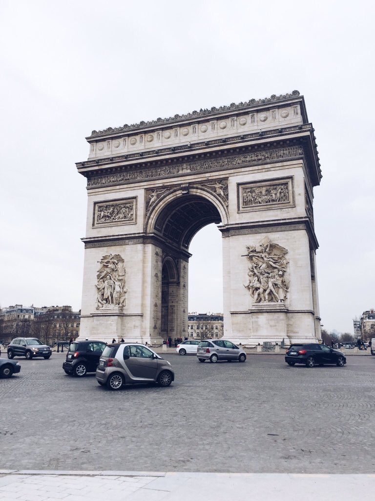 around__world's tweet photo. فرنسا 😍 https://t.co/XoJHKfi2IE