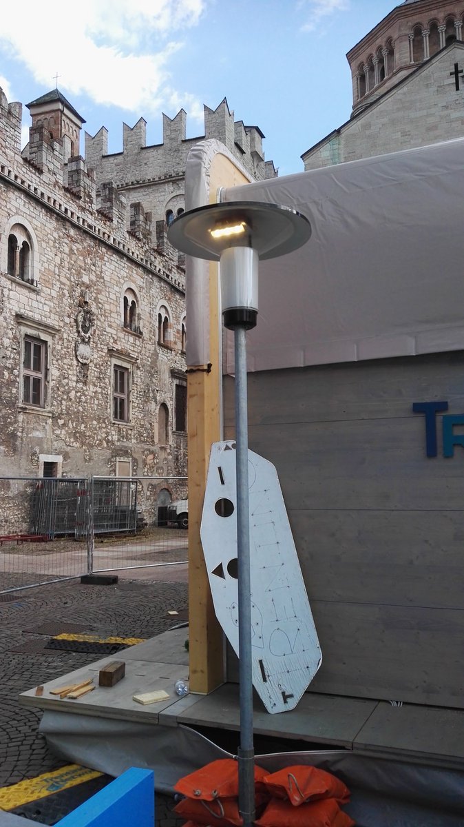 taslab's tweet image. A @trentosmart il lampione intelligente #algorab difianco al Pavillion. Governabile con una semplice app! Provatelo!