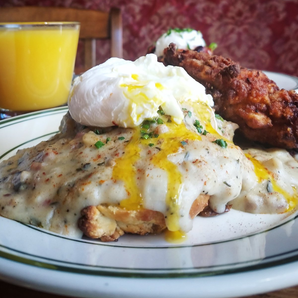 SmokehousePDX's tweet photo. Poached eggs, biscuits + gravy, fried chicken - #brunch @ the Tavern is the perfect way to start your Saturday.
#pdx https://t.co/NokpphBP46