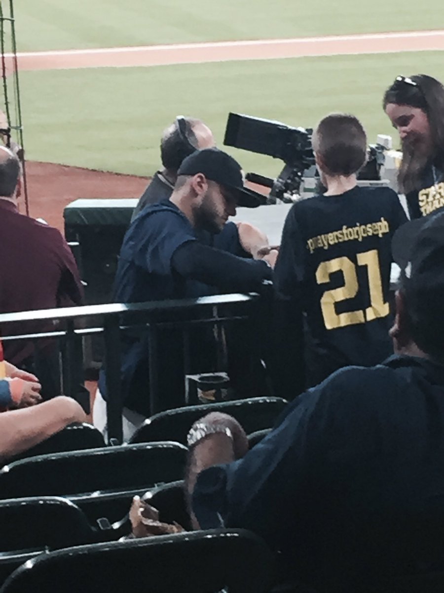 MrCanada15's tweet photo. Class act! #prayersforjoseph #Astros #beatthecubs https://t.co/tJQ5TCTLCx
