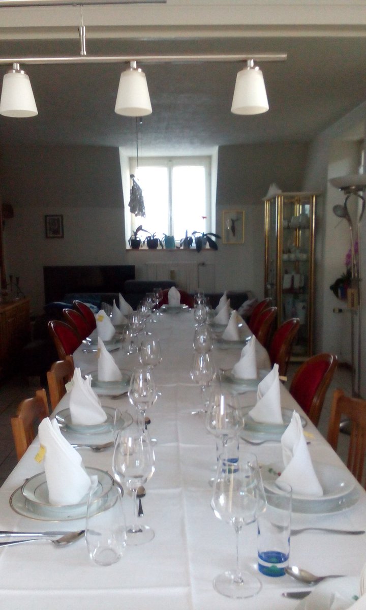 charlotteepenex's tweet photo. #benichon mettre la table https://t.co/WzfGbvuyv3