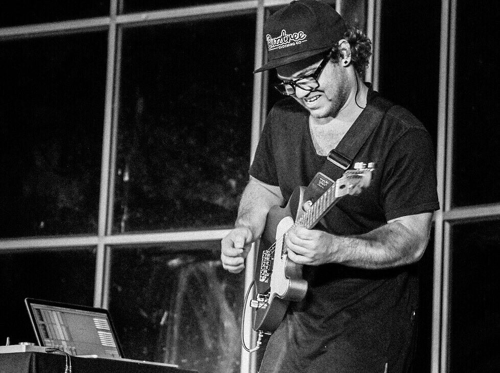 BuzztreeClothCo's tweet image. Buzztree Clothing being repped in Africa on stage by musician @jasonedrich 

Check out BuzztreeClothing.com