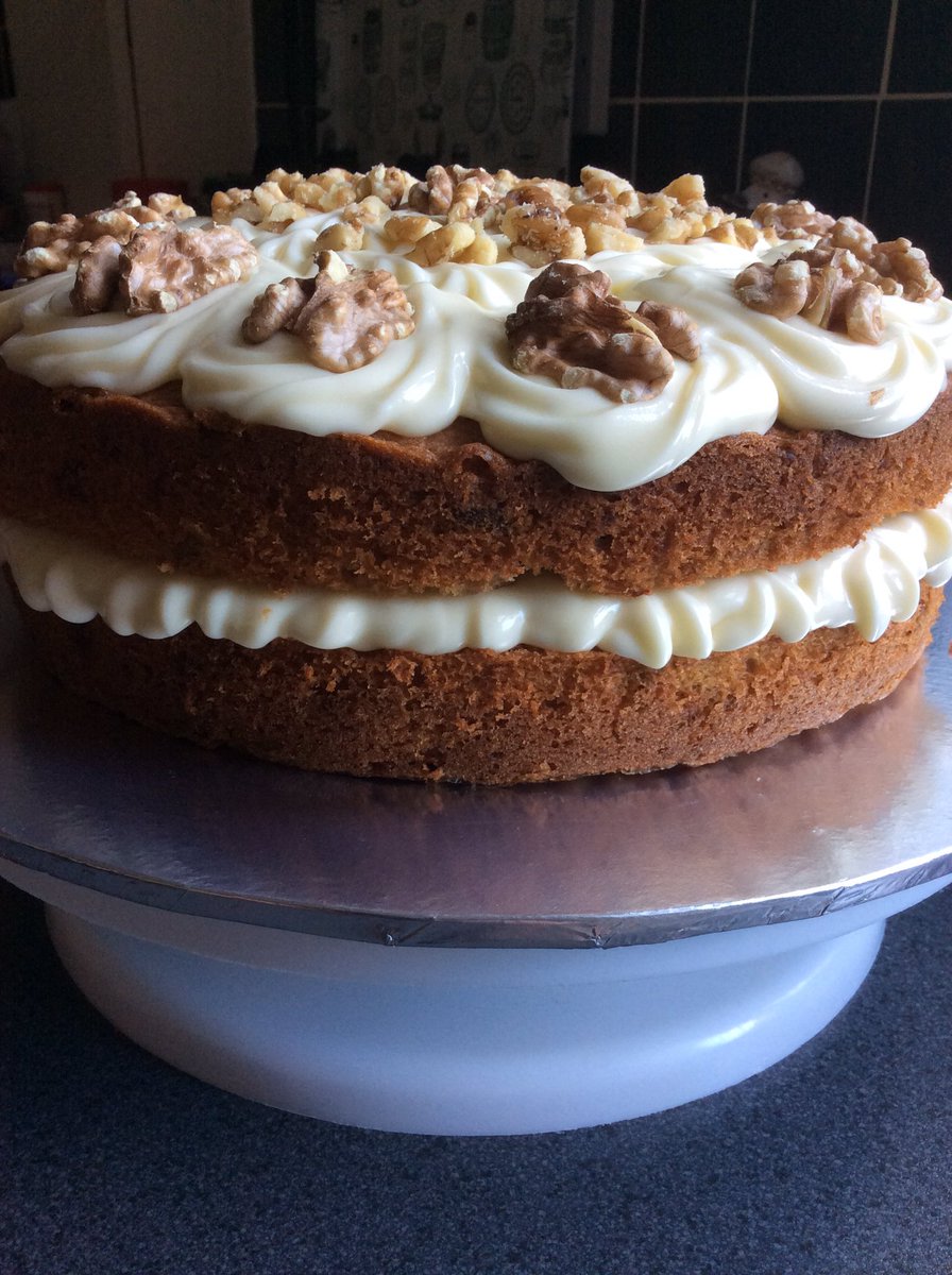 thebakingnanna1's tweet image. Why is cream cheese frosting so unpredictable 😩 this is my Manchester bake off cake in two minds to start again 😕