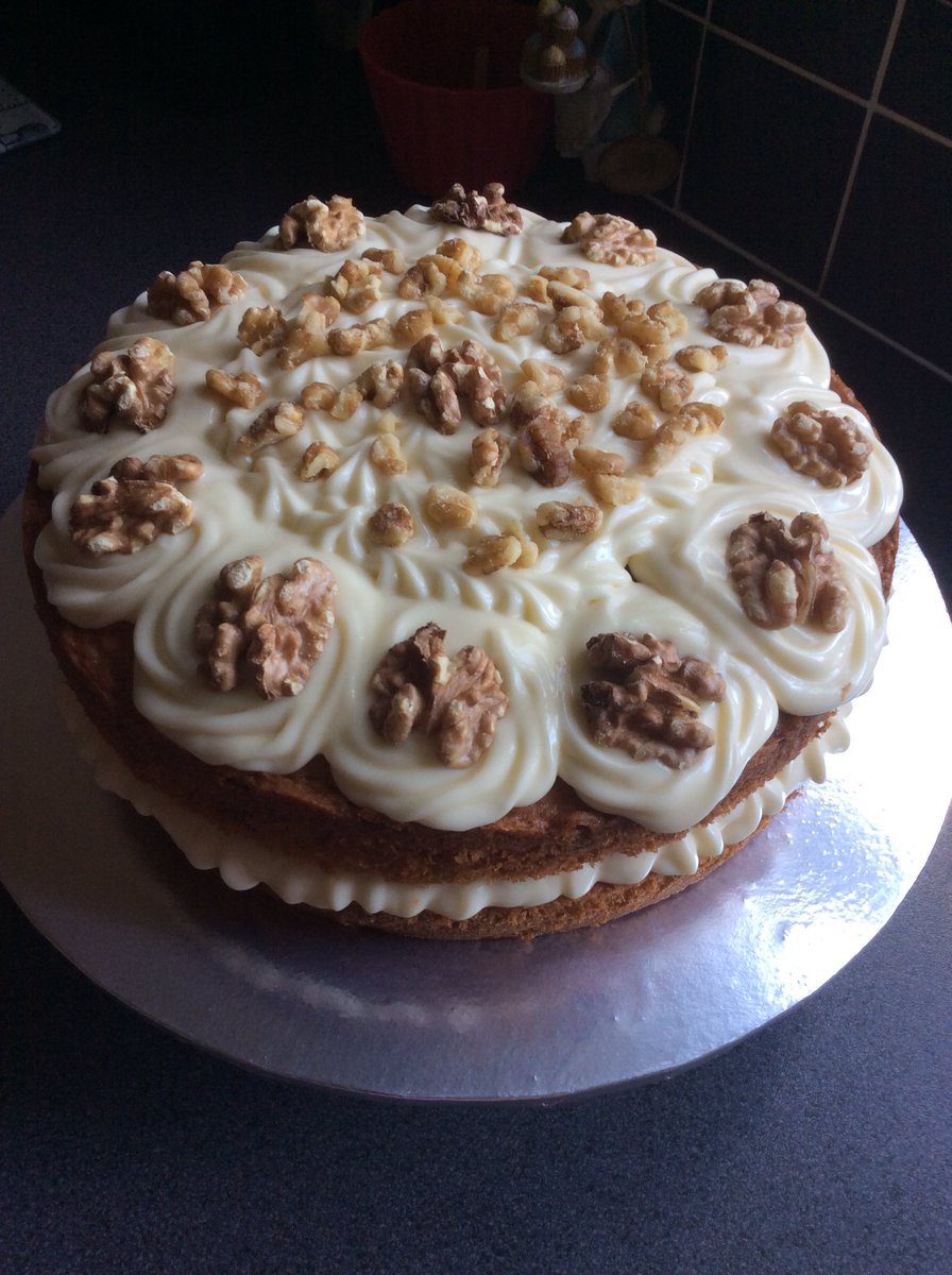 thebakingnanna1's tweet image. Why is cream cheese frosting so unpredictable 😩 this is my Manchester bake off cake in two minds to start again 😕