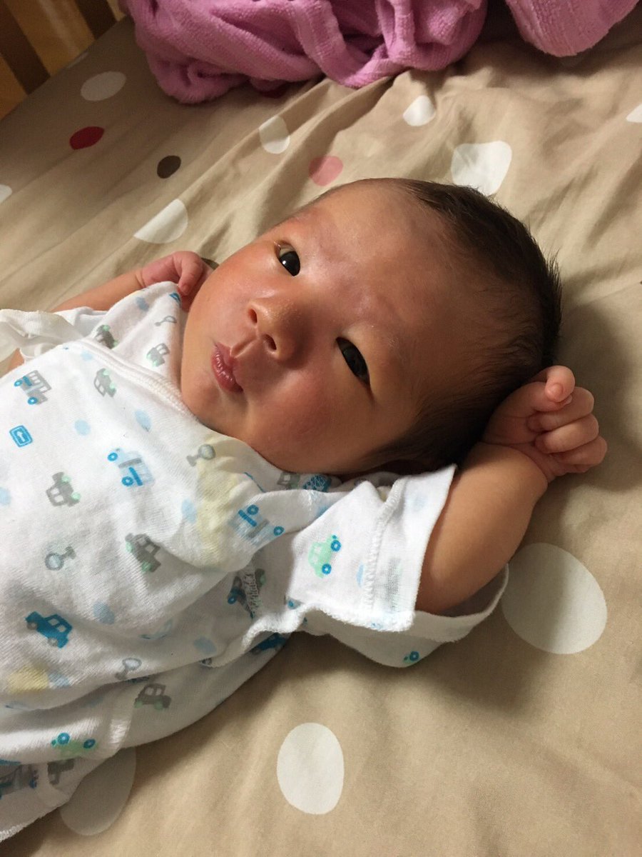 抱っこして疲れてベットに置いたら変な顔と変なポーズしてた笑