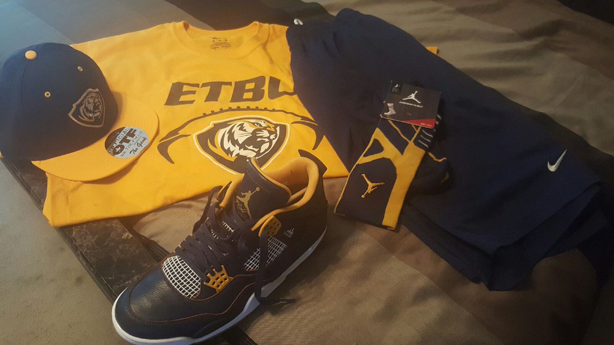 p_kicks23's tweet photo. @ETBU_Football Had my outfit laid across the bed since last night!! Let's Gooo!! ETBU!!!!! Gameday baby!! #ETBURoar https://t.co/U8fVCyKXw7