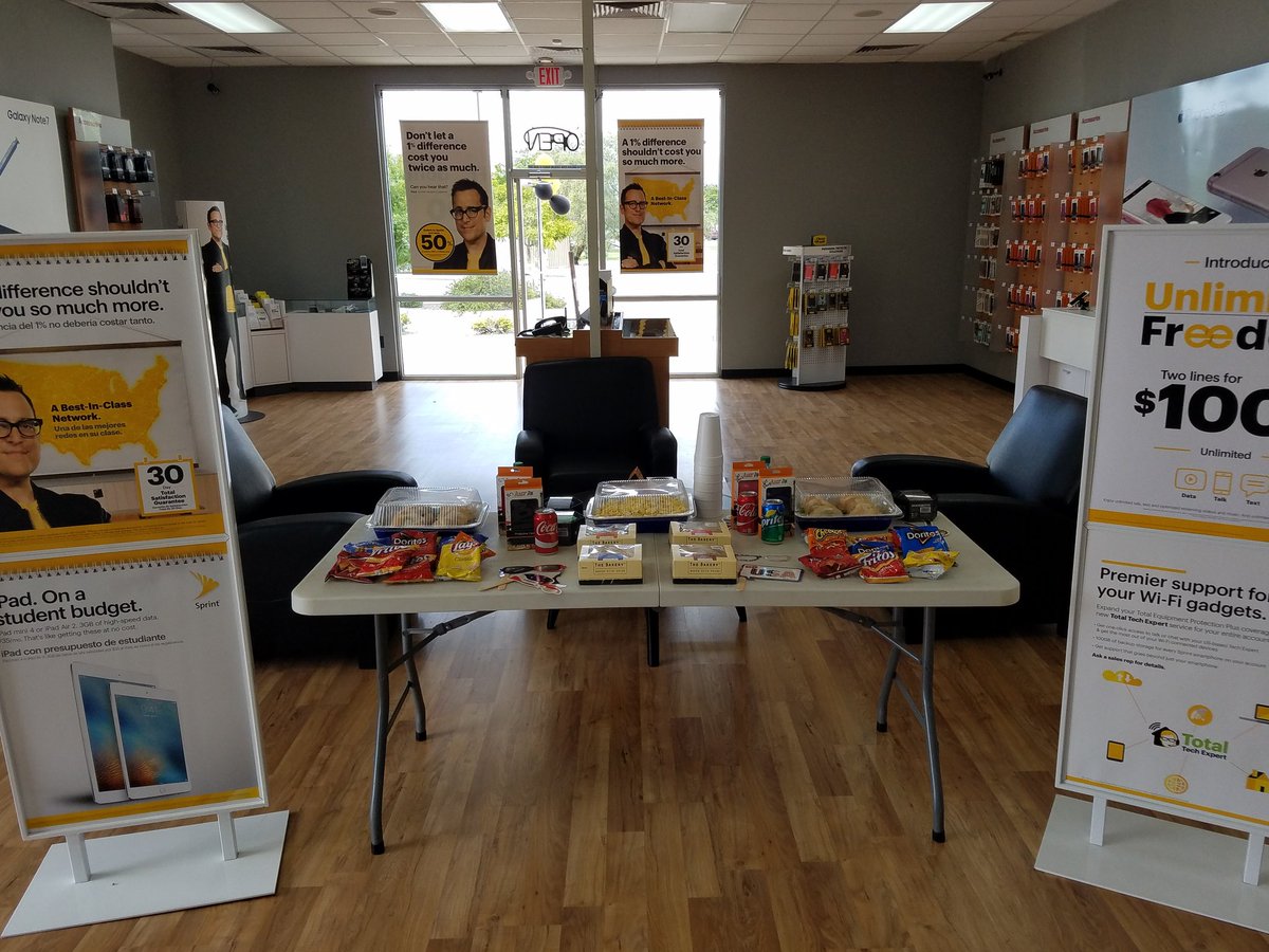 cneill2591's tweet photo. Free snacks and AMAZING deals only at Sprint in Roswell!! @phncntking @ericfastvp https://t.co/fvMjGHcPYC