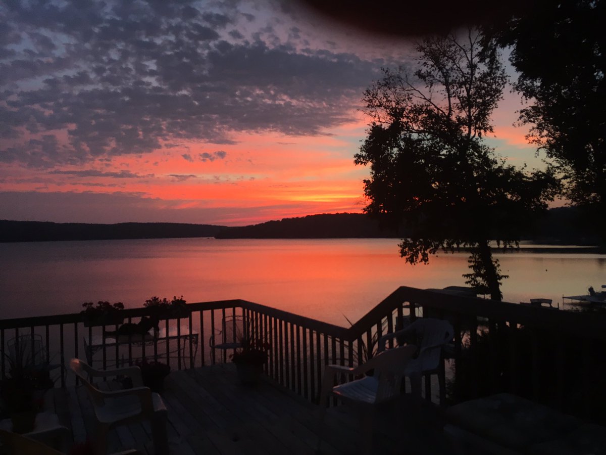 WalloonLakeMI's tweet photo. Sunrise over Wildwood Harbor on #Walloon Lake #PureMichigan https://t.co/amdTBvTHdn