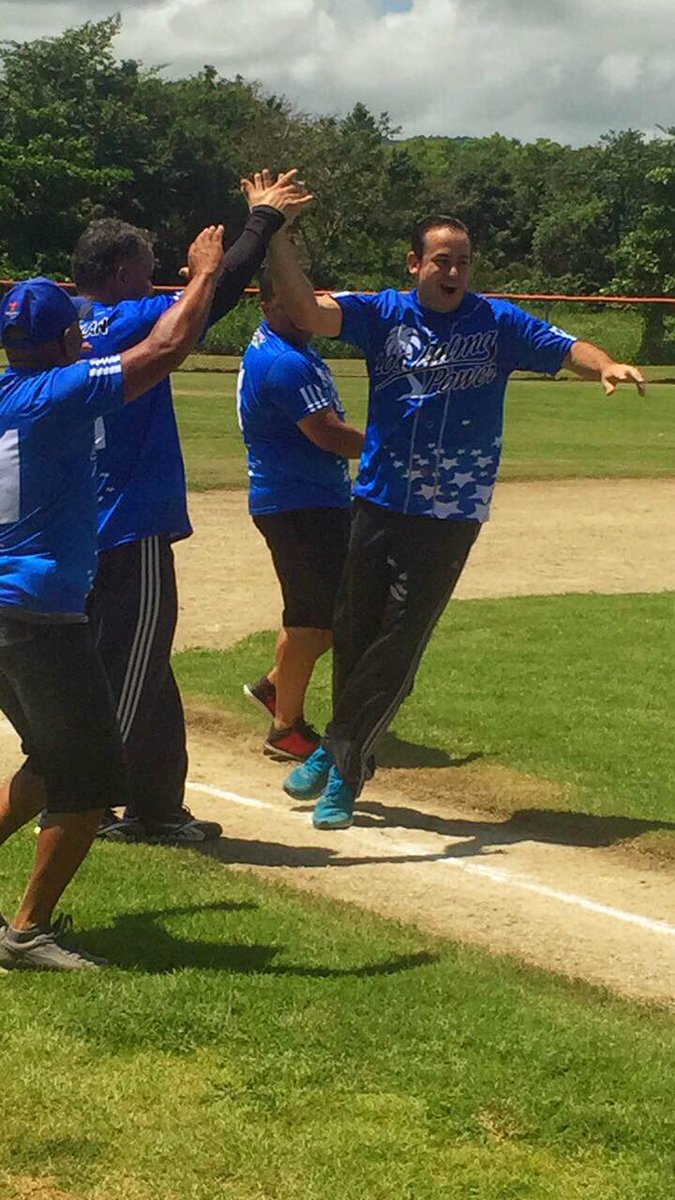 VillafanePR's tweet photo. Hoy en el momento en que Los #PalmaPower ganamos el juego de sóftbol ante el equipo de la prensa @pnp_pr https://t.co/gT5rGX326A