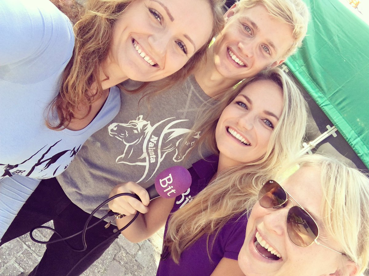 Altijd gezellig met <a href="/EvaRoemaat/">Eva Roemaat</a> en <a href="/Jessetjuhhh/">Jesse Drent</a> <a href="/HorseEvent/">Horse Event</a> #selfie