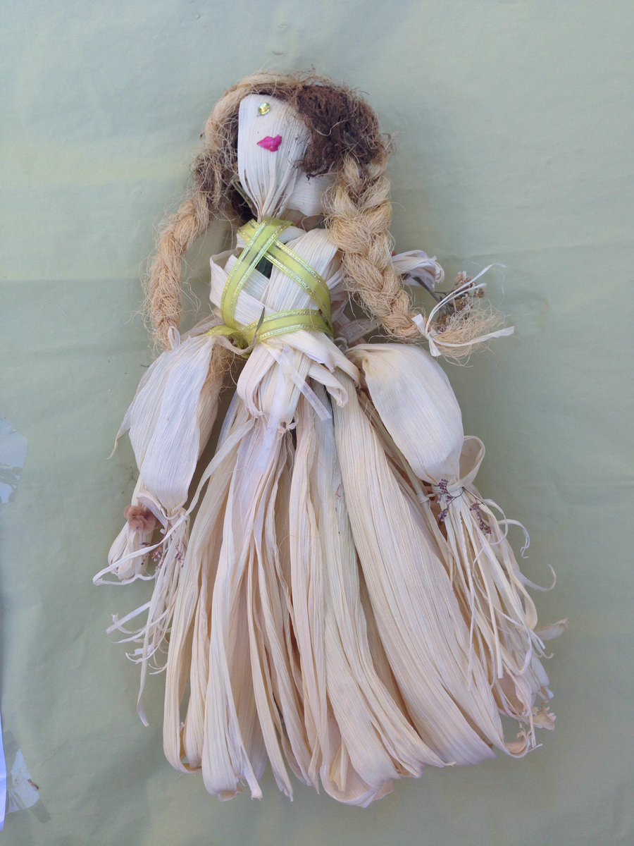 DECLorg's tweet photo. Kids, come and learn how to make a corn husk doll! #UrbanKids #CornFest2016 #yegdt https://t.co/M0JqCrbksN