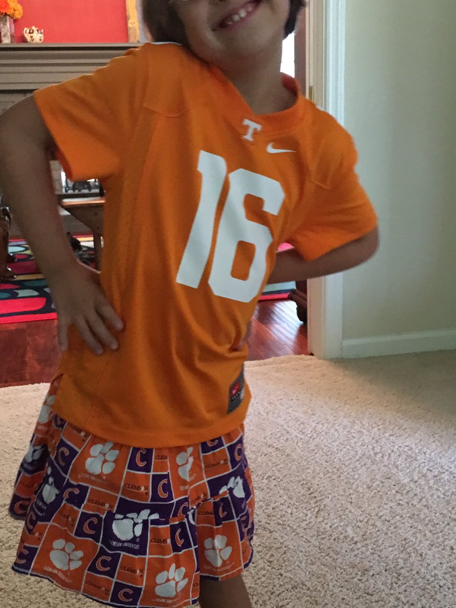 MelissaHouck's tweet image. Most perfect game day outfit ever! #vfl #ClemsonTigers #splithouse #welikeorange