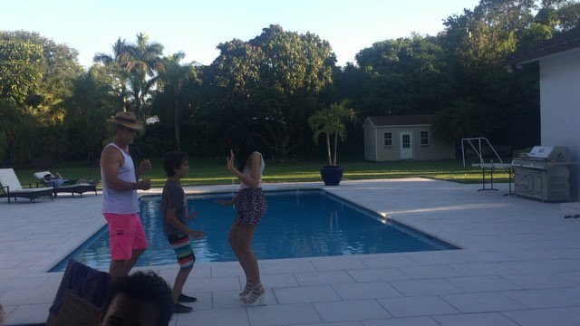 Amor_Ningjalexa's tweet photo. @ALEXApomales @PonceCarlos1 ¡Un poco de baile para empezar el fin de semana¡ Feliz Sábado 😘 #Ningjalexatica https://t.co/lZ0dNpxymF