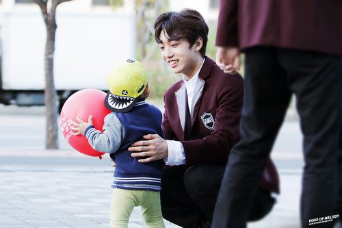 _fllmoon_'s tweet photo. #1YearWithUP10TION
Esta foto todavía me hace reír... y mucho v: LA CARA PEDOFILICA DE SUNYOUL MATA XD https://t.co/2KEBTlOA4f