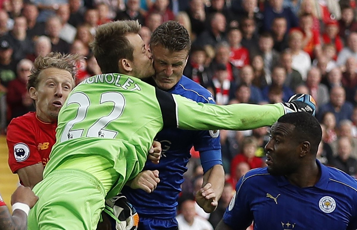 Squawka_Live's tweet photo. Simon Mignolet giving Robert Huth a kiss on the cheek following a corner. 😘 https://t.co/stUVIv1fYS