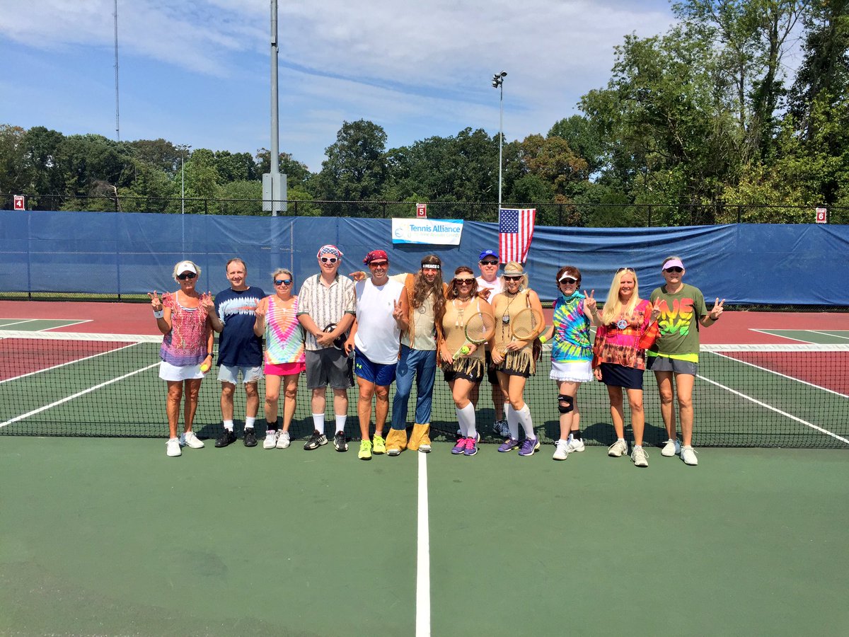 Right now, our 'Hippy Dippy Sixties' players are bringing the heat and the sunshine. 🔥☀️🎾 #24HoursofTennis