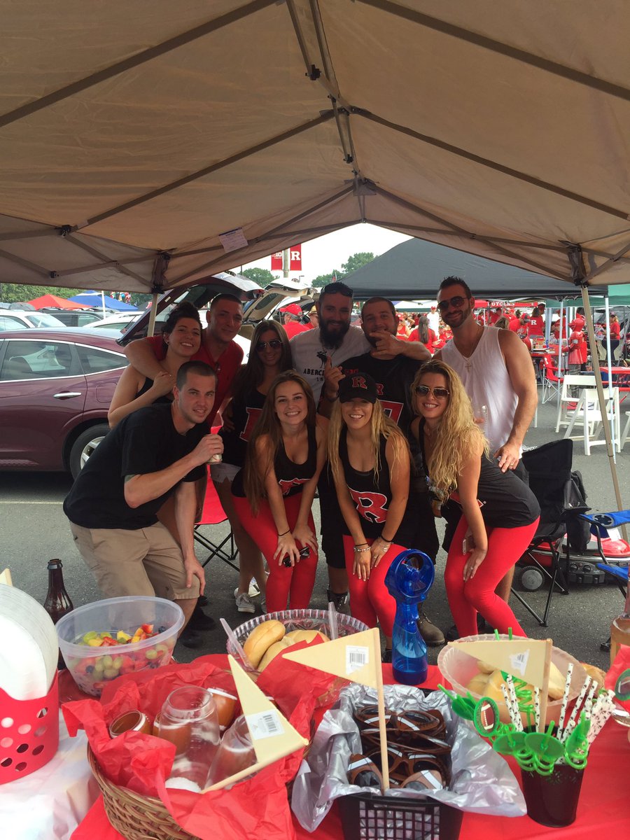 amandakemppp's tweet photo. Rutger's Game in 104 degree weather🙈 https://t.co/poW4Fwtjpg
