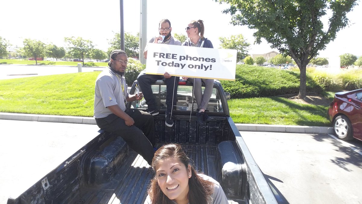 b_claudia13's tweet photo. #teamfrn giving away #freephones #sstevent @tweetymatty @PaulRangel87 @DEVINPOLK3 https://t.co/iBtXNNInhk