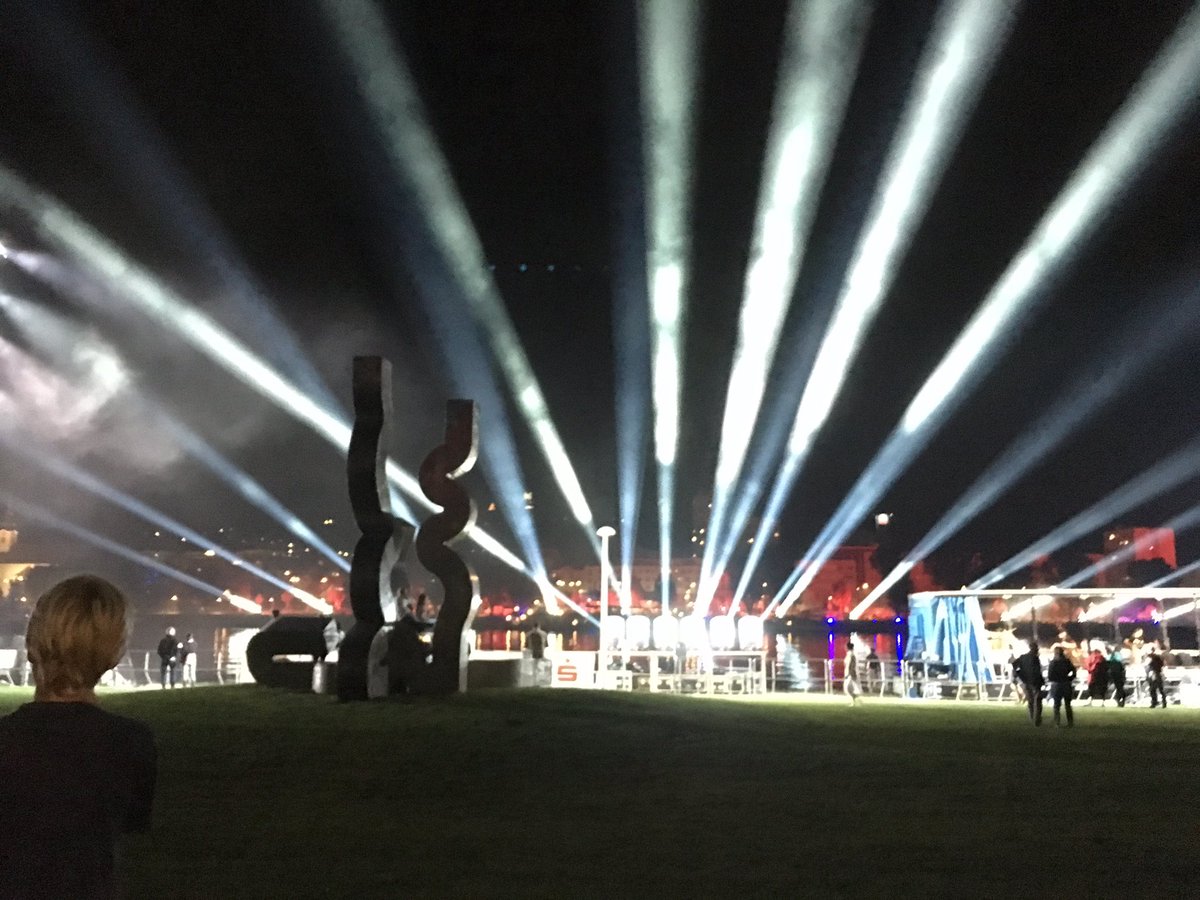 andiK's tweet photo. 100.000 at Klangwolke Linz @ AEC. Plus 100 drones. Linz tech! #aec https://t.co/VJHl3T8OOa