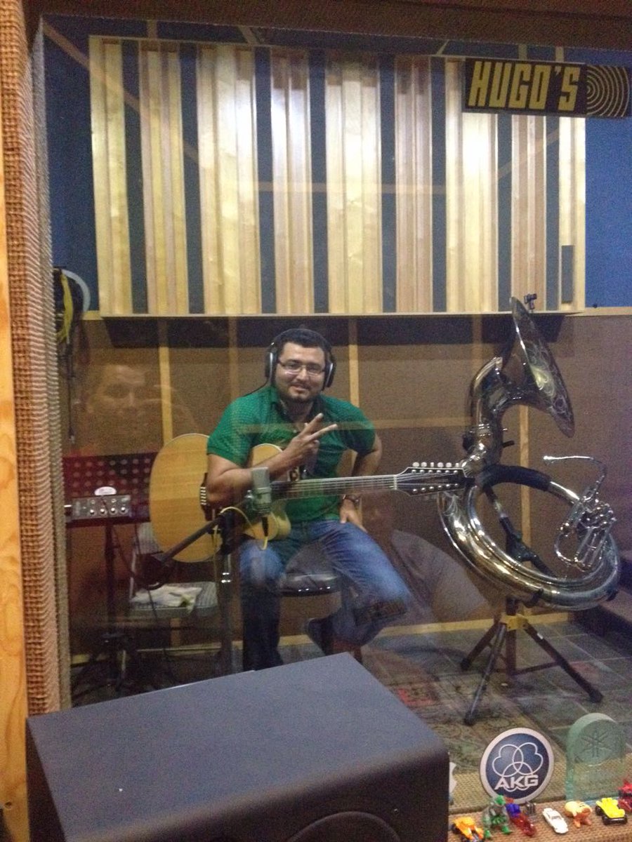 Los3DeSinaloa's tweet photo. Metidos en él estudio de grabación, hay sorpresas nuevas plebes ¡Seguimos #CreandoExitos #CreandoMúsica! 🎸📯📯💯 https://t.co/bf4731aJpn
