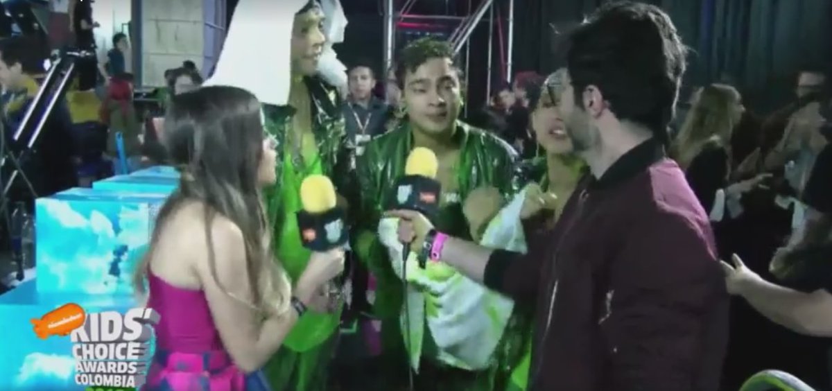 TKMcolombia's tweet photo. Como tradición de los #KCAColombia2016 se despiden @Juanjaramilloe  @mgabrieladfc y @Soymarioruiz llenos de slime. 😂 https://t.co/VwSbc1c33S