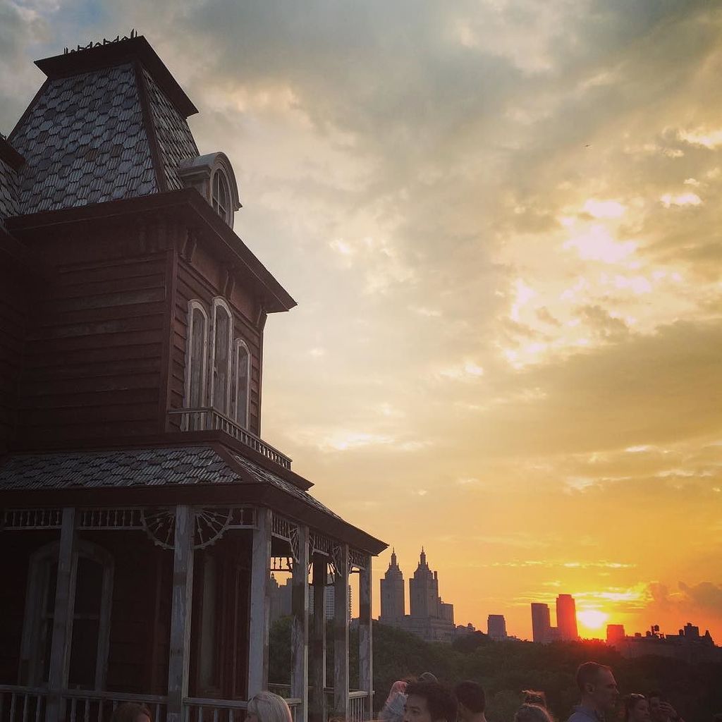 toothpicnations's tweet photo. Watching #sunset on #metroof next to #corneliaparker's #pyschobarn #artinstallation #newyo… https://t.co/MXQNtKnRVd https://t.co/jEGwfOJB8C