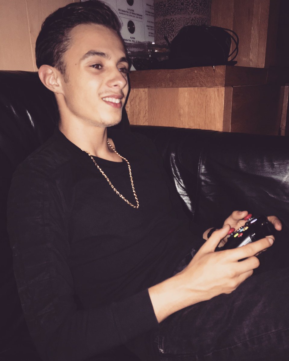 Monsif01's tweet photo. Vanavond even geen muziek 🤓🎮 https://t.co/NOZcMoB3ea