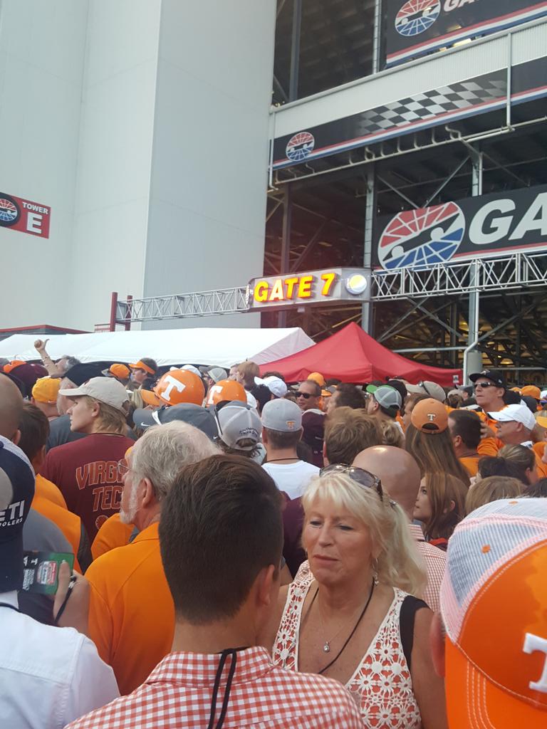 CLord16's tweet photo. @BattleAtBristol @BMSupdates @espn @Vol_Football Please let us in!!#securitysucks https://t.co/HUko3qca0u