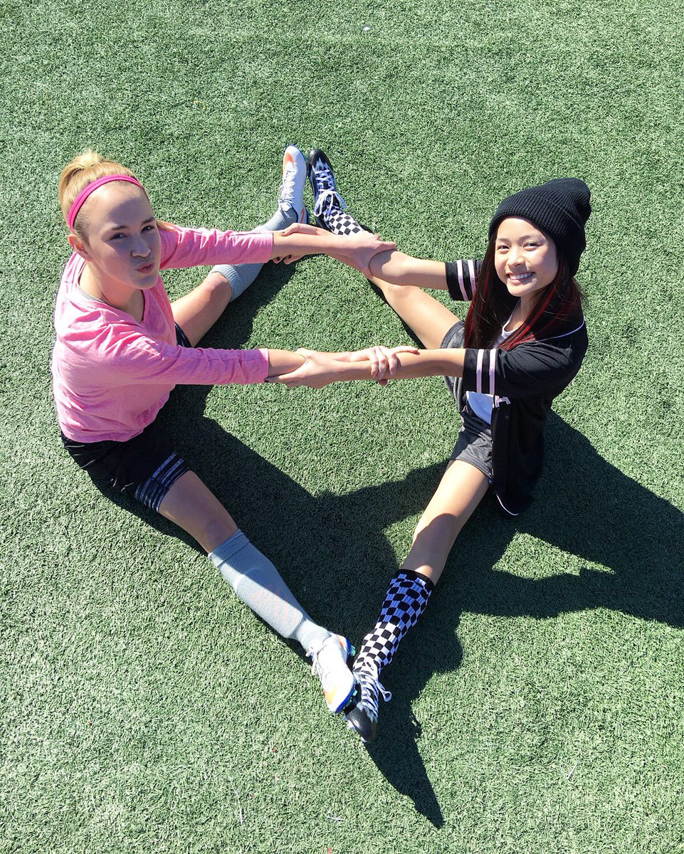 ashleyjliao's tweet photo. It's always more fun to stretch with a friend! 💁🏻💖 #TheKicks ⚽️ https://t.co/7iqcP2Rdy5
