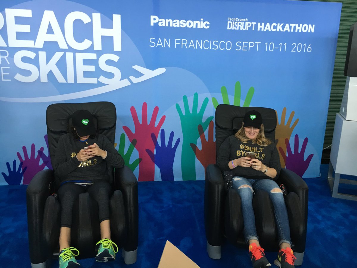 dasilval9's tweet photo. The new Inflight Experience! @PacHackathon #TCDisrupt #HackDisrupt https://t.co/P6H6E9QdIZ