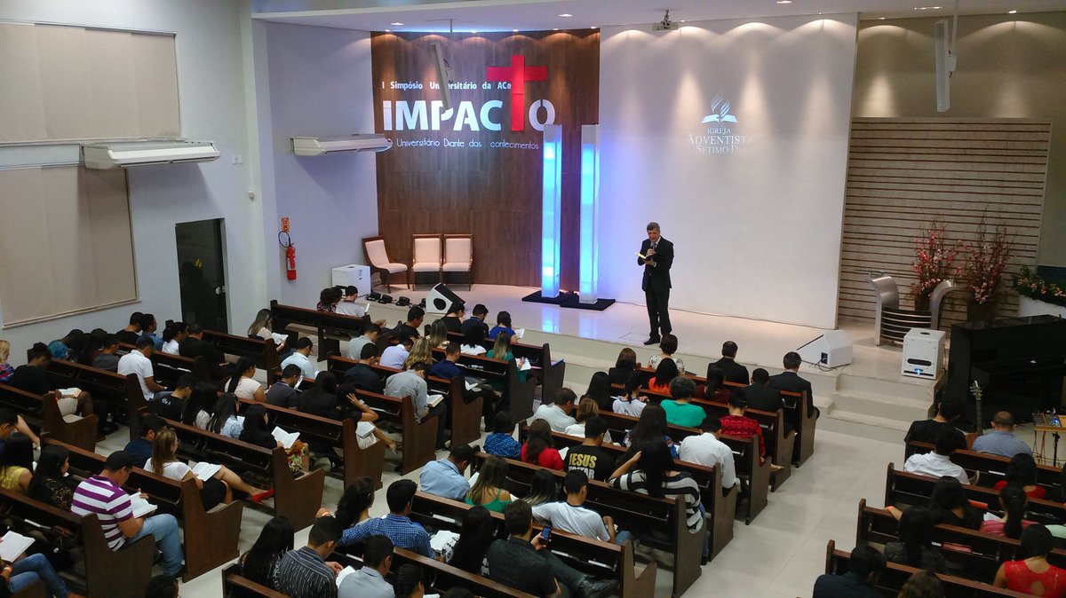 Pr. Milton Torres palestra neste momento no I Simpósio Universitário da ACe.