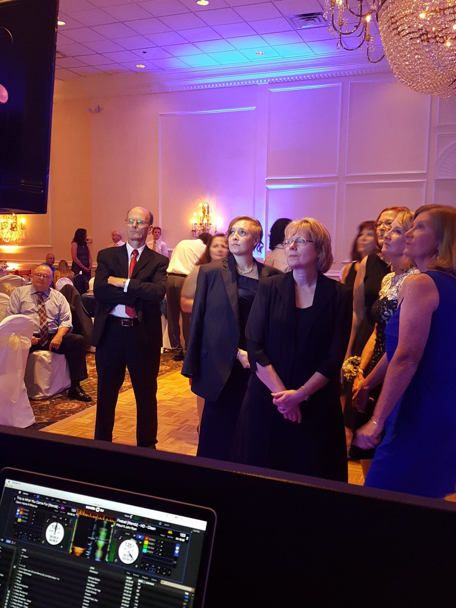 dernoski93's tweet photo. reading twitter #whatageorgeouswedding https://t.co/ISzCk01uPO