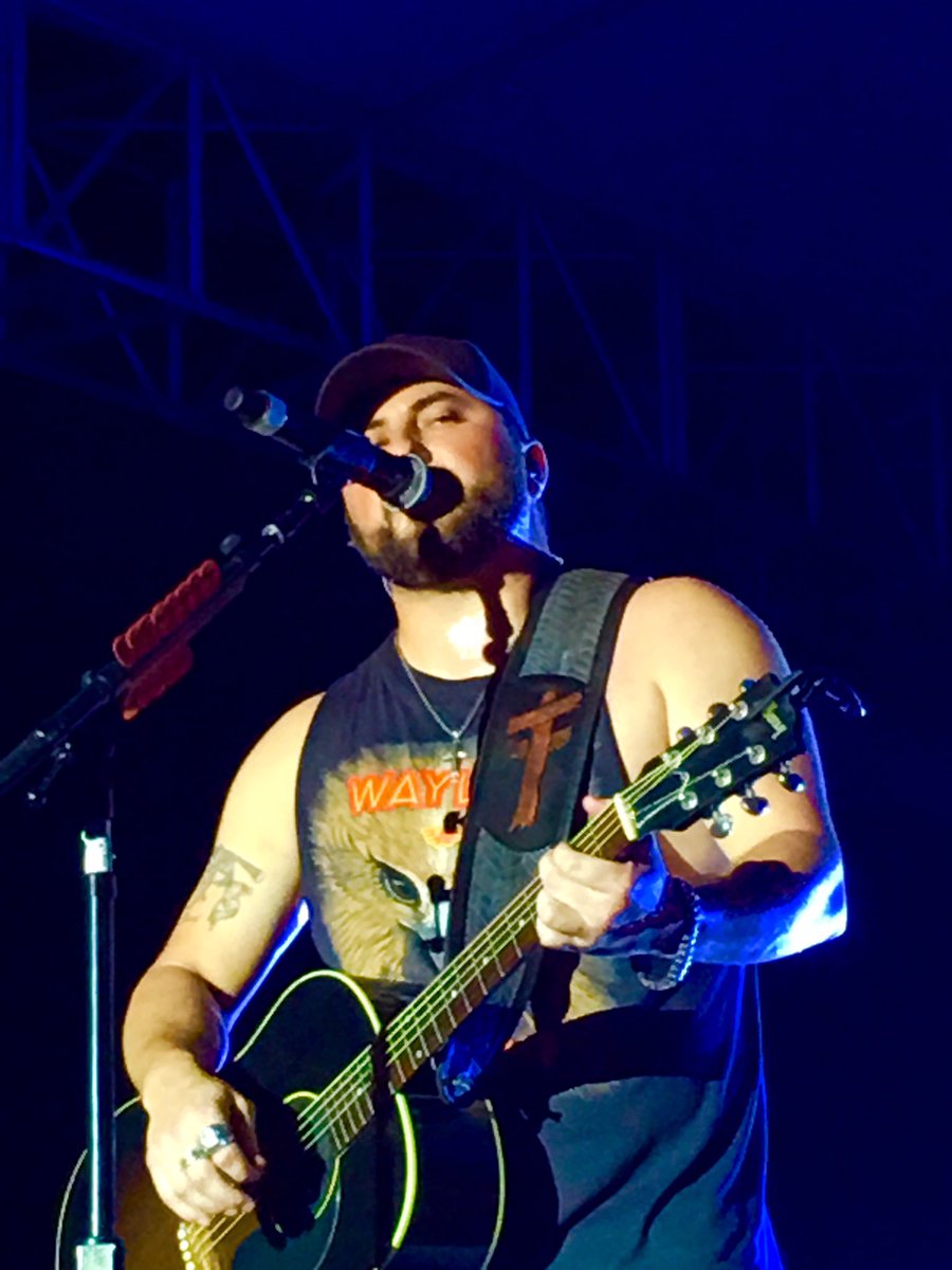 KatFoxx1's tweet photo. #tylerfarr Redneck Crazy at #tristaterodeo https://t.co/uUcRTE3Z9T